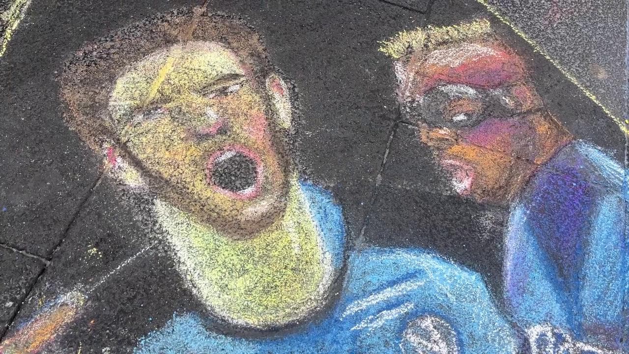 Via Chiaia: Madonnaro dipinge Osimhen e Kvara