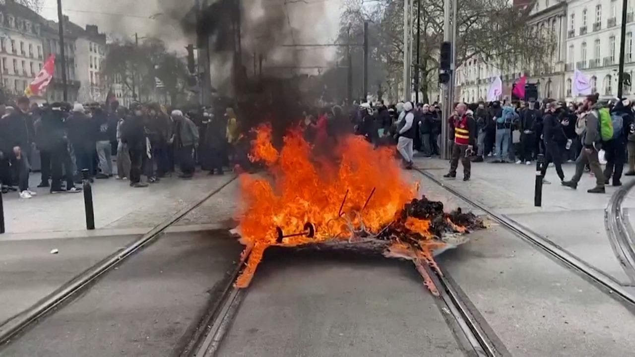 Francia, Pensioni: giornata violenti scontri tra polizia e manifestanti
