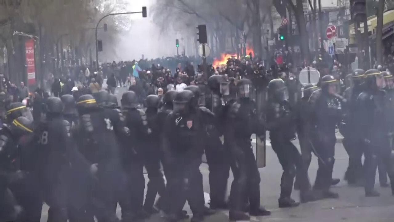 Francia, tensioni al corteo di Parigi: la polizia carica i manifestanti