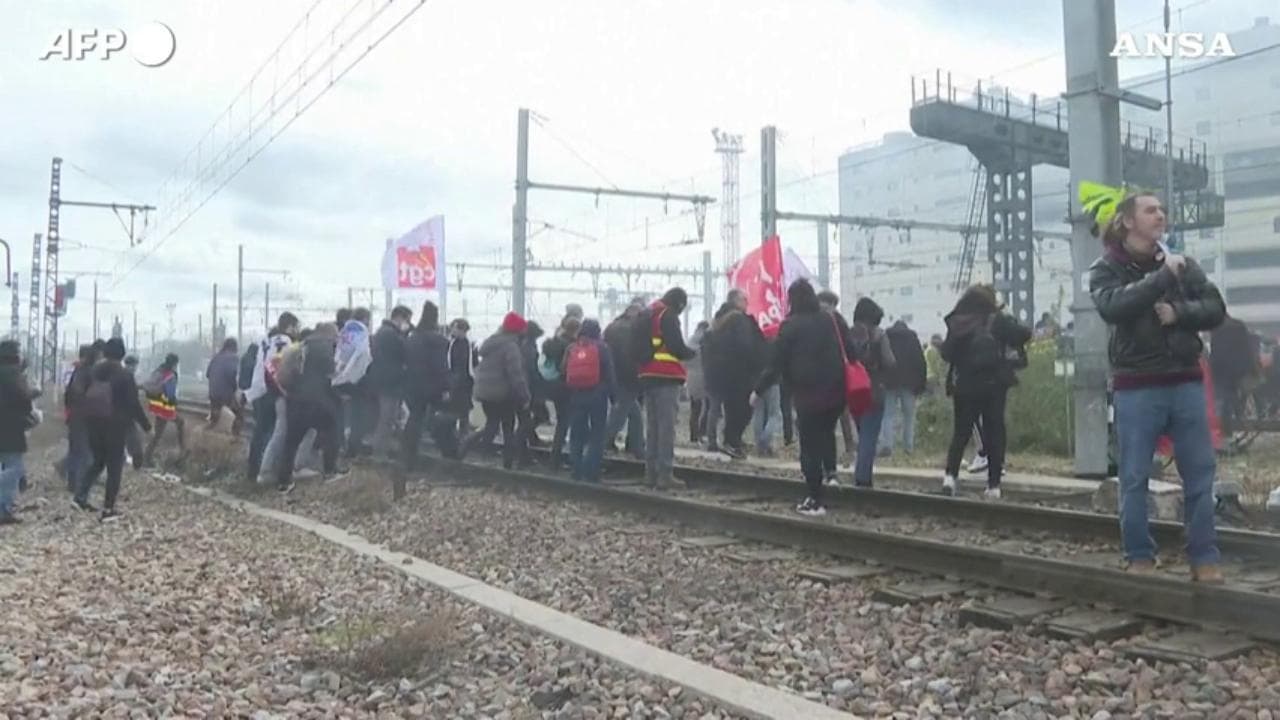 Parigi, proteste contro la riforma delle pensioni: manifestanti occupano i binari della Gare de Lyon