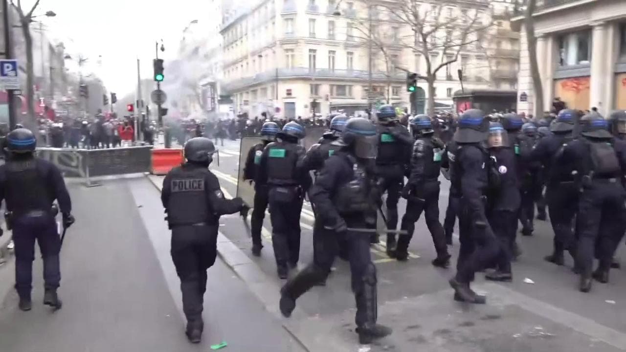 Riforma pensioni, cortei e scontri a Parigi: l'assalto a un McDonald's