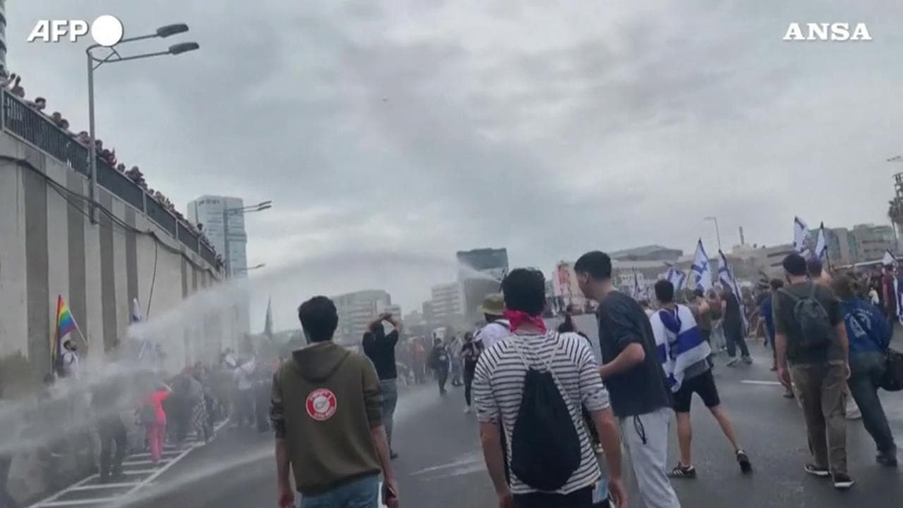 Israele, polizia usa i cannoni ad acqua per disperdere i manifestanti a Tel Aviv