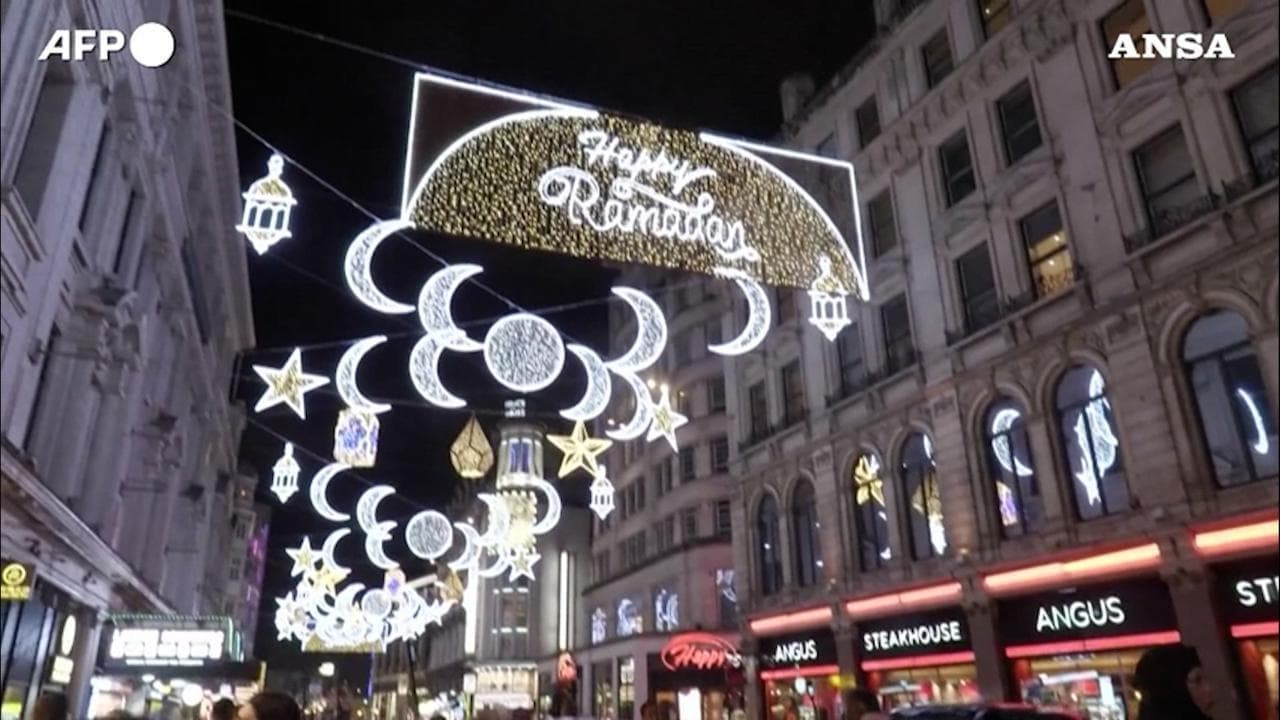 Ramadan: Londra, a Piccadilly Circus per la prima volta le luminarie per il mese sacro dell'Islam