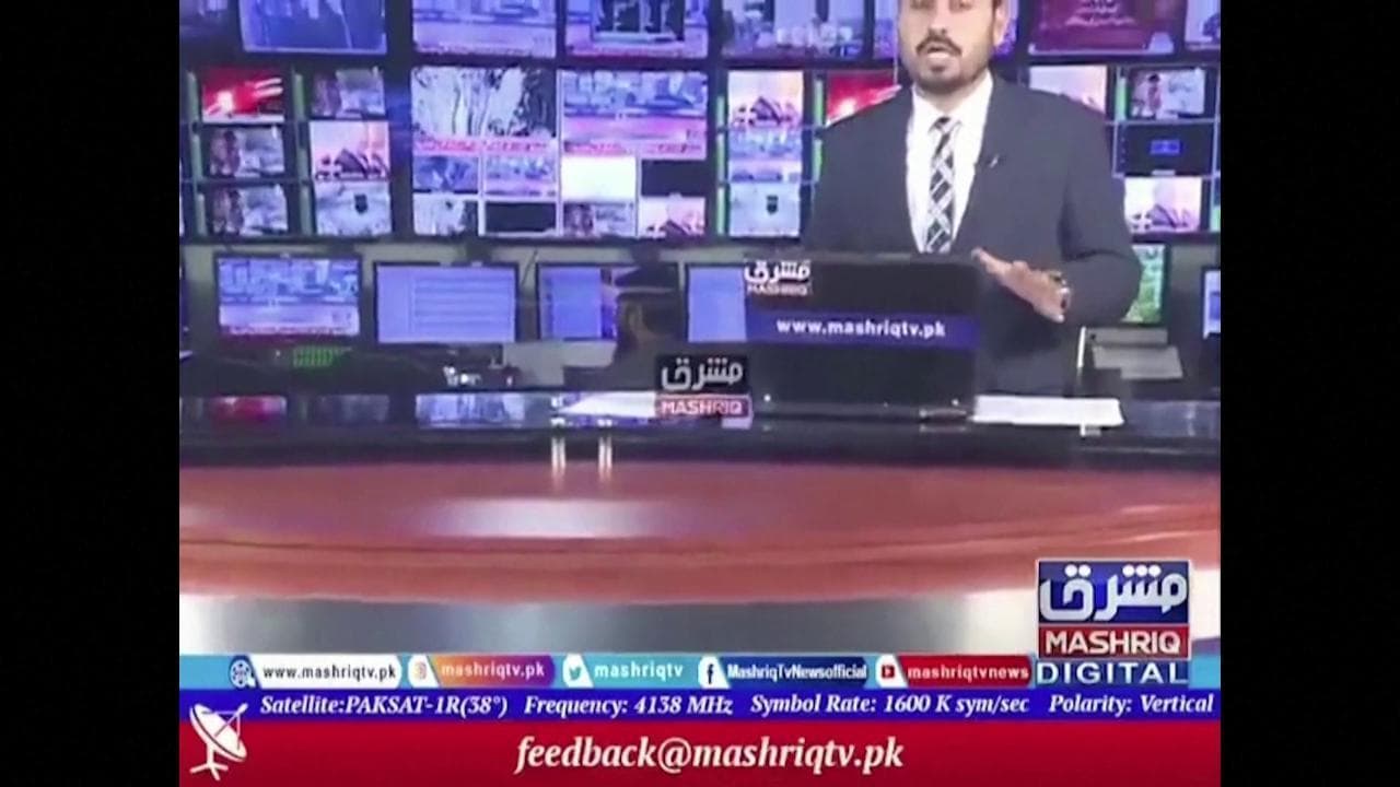 Il sangue freddo del giornalista durante il terremoto, continua la conduzione mentre lo studio trema