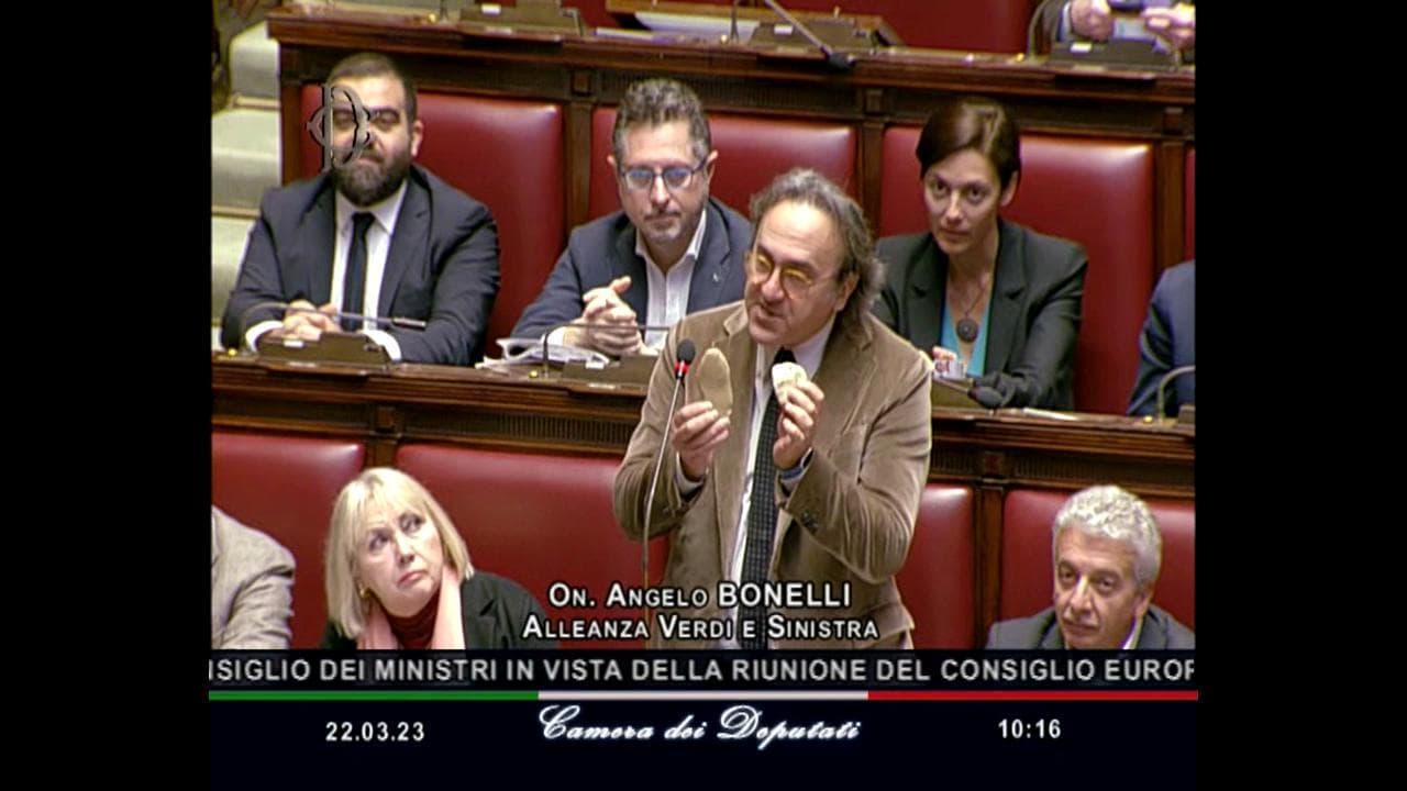 Bonelli mostra sassi della secca dell'Adige a Meloni, lei ride. Poi la replica: "Non sono Mosè"