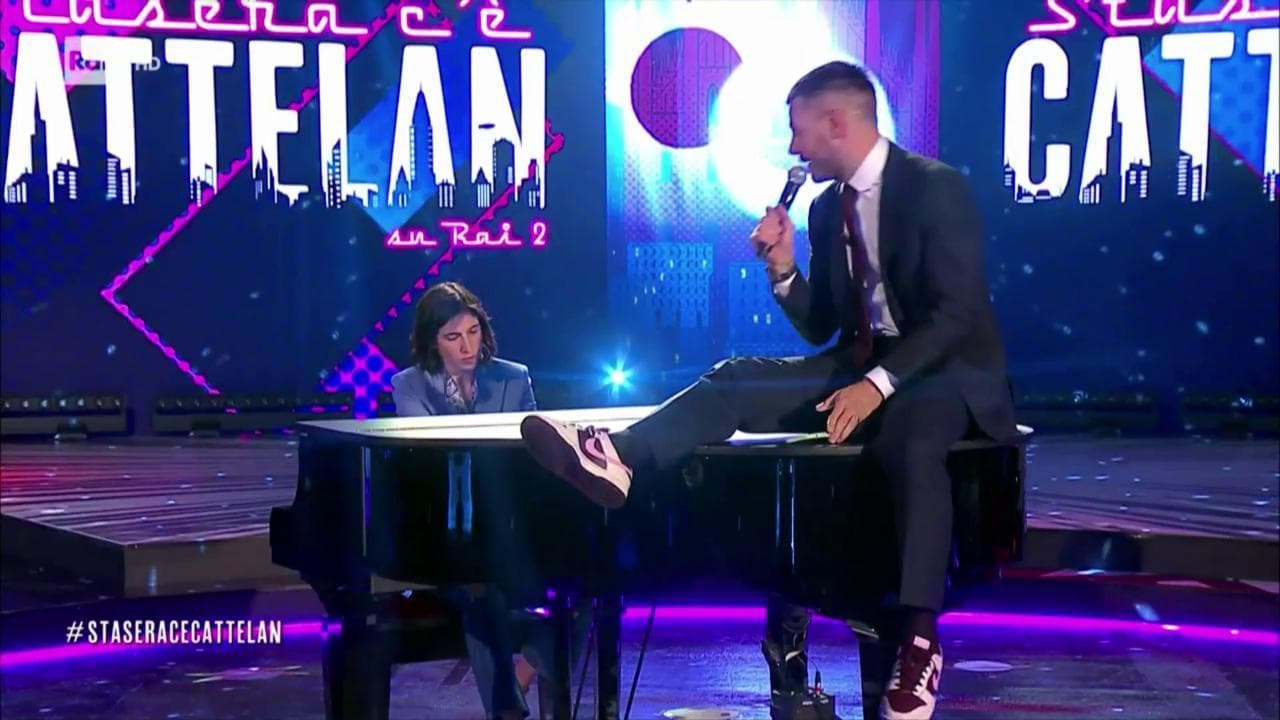 Cattelan,  Elly Schlein suona al piano "Imagine" di Lennon