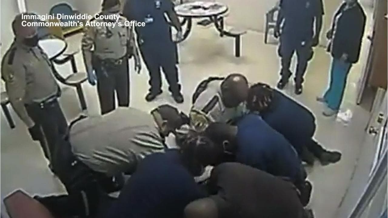 Usa, afroamericano ucciso da agenti in ospedale: i filmati delle telecamere di sorveglianza