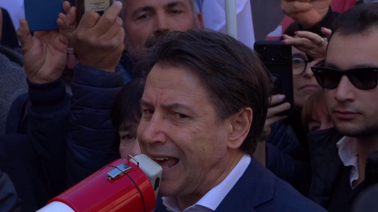 Al corteo gli esodati dal Superbonus insultano Meloni, Conte li avverte: "Se si ripete mene vado"