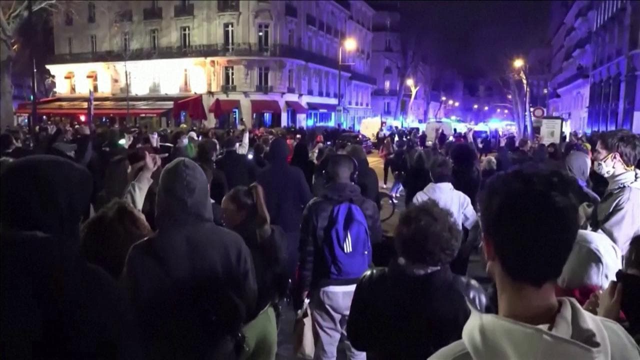 Parigi, proteste e scontri per la riforma delle pensioni