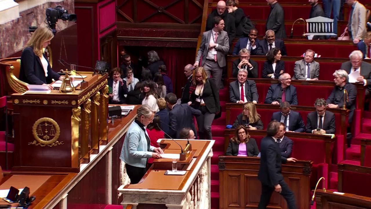 Francia, la protesta dei parlamentari dell'opposizione: lasciano l'Aula mentre interviene la Premier