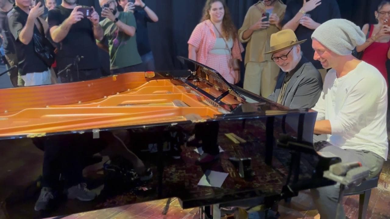 Ludovico Einaudi e Chris Martin improvvisano duetto in Brasile