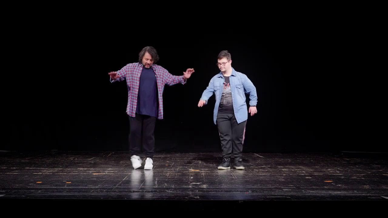 Lillo e il ragazzo con la sindrome di Down: il ballo è irresistibile