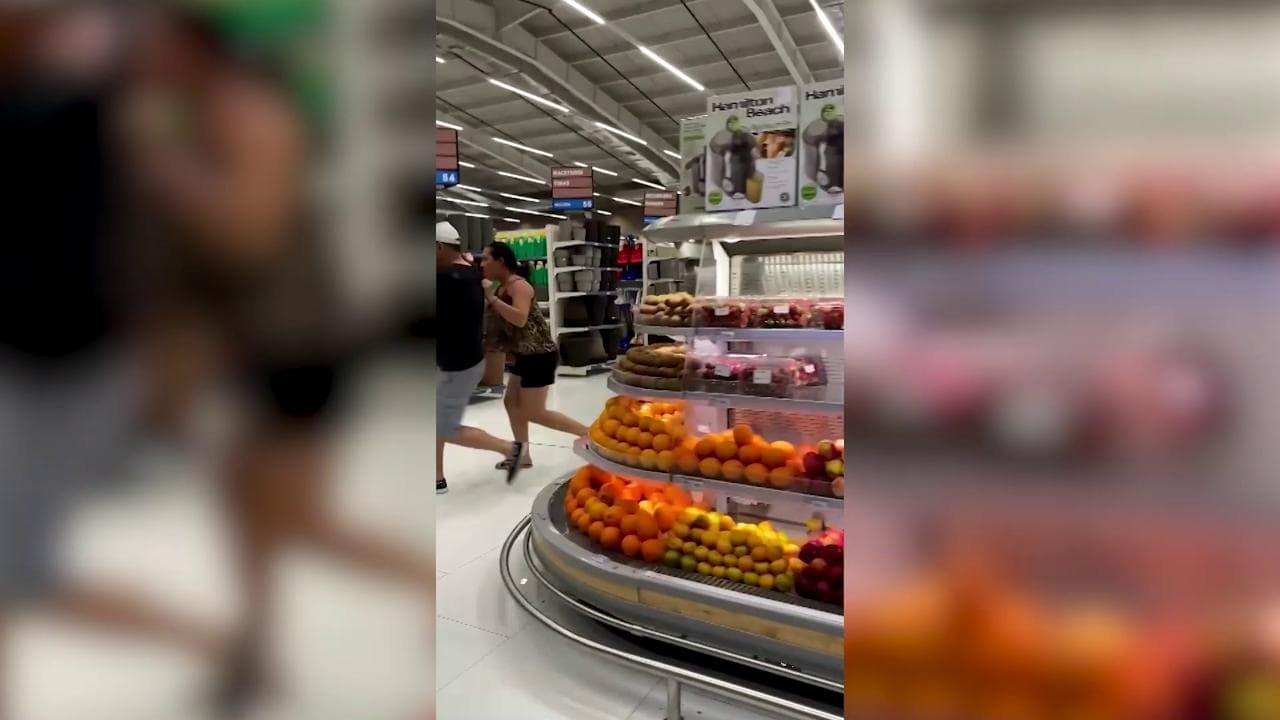 Terremoto in Ecuador, il momento della scossa all'interno di un supermercato di Guayaquil