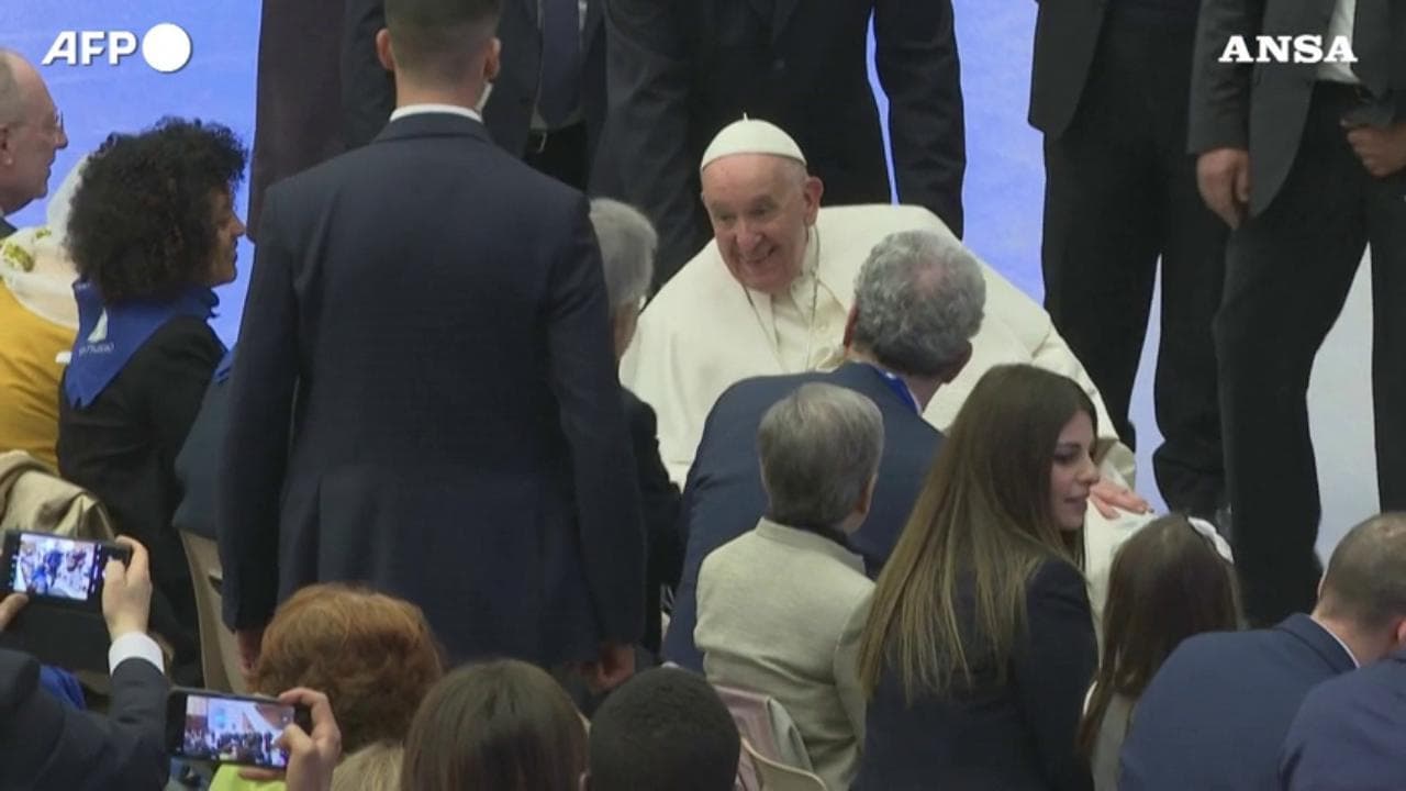 Papa Francesco incontra i rifugiati: "Avete mostrato ferma volontà di vivere liberi dalla paura"