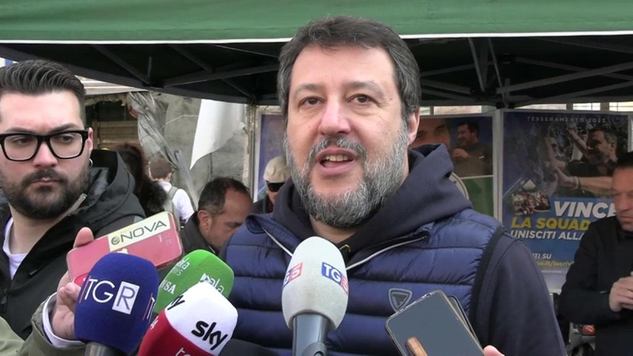 Famiglie arcobaleno in piazza, Salvini: "Il mondo va avanti con le mamme e i papà"