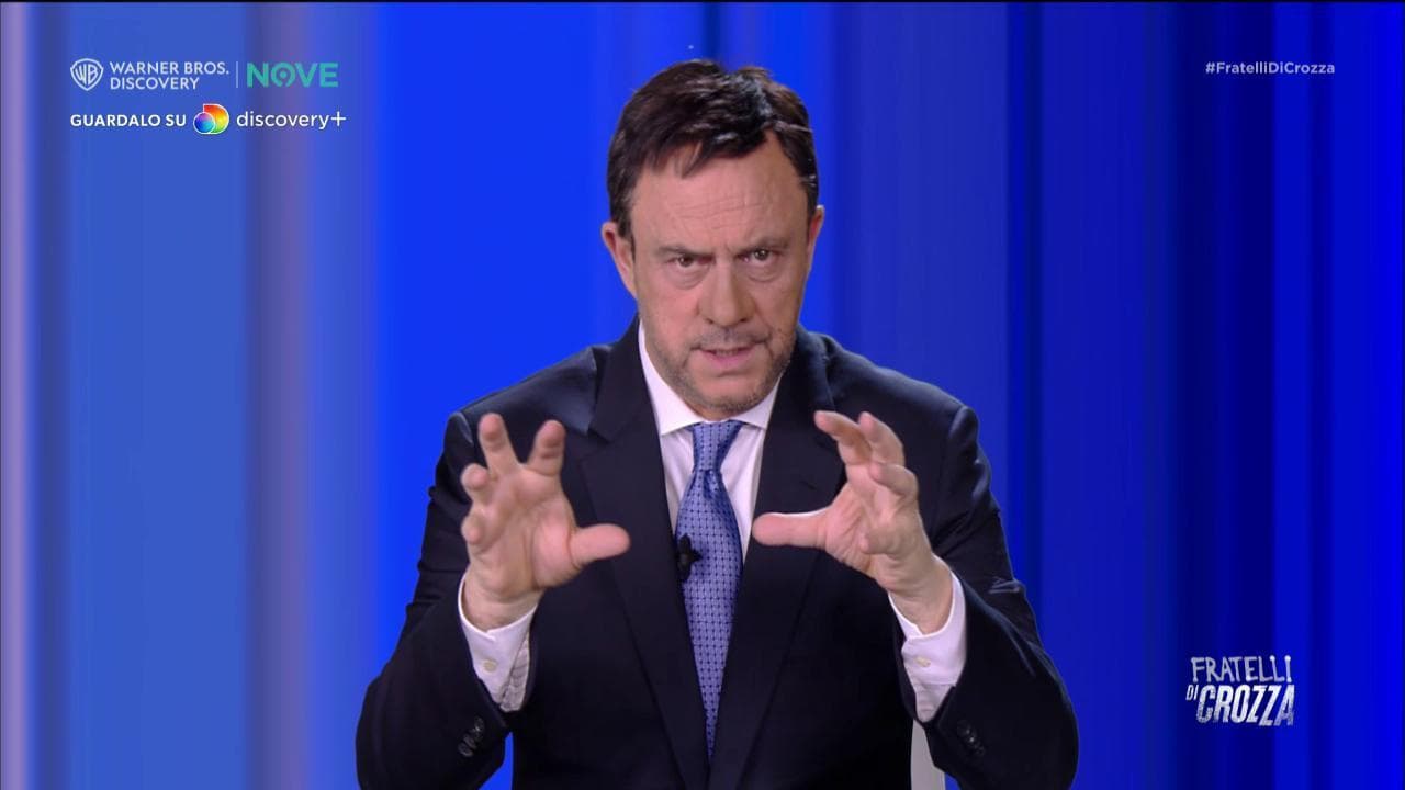 Crozza-Salvini commenta la polemica sul karaoke con Meloni dopo il naufragio di Cutro
