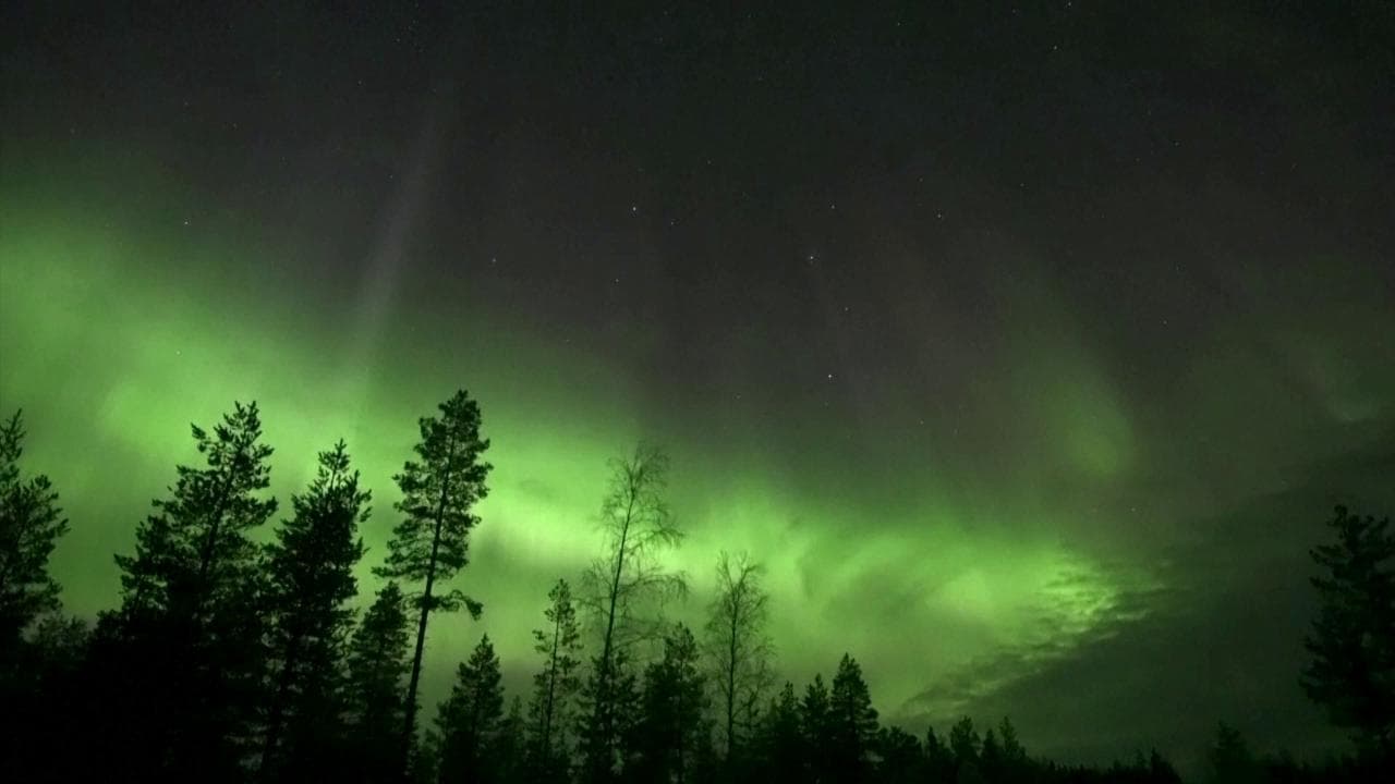 Il cielo della Lapponia si illumina di verde: lo show unico dell'aurora boreale