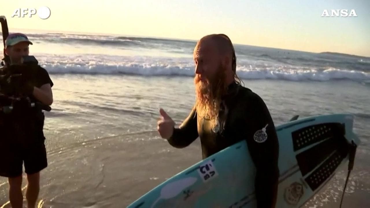 Sydney, l'impresa dell'australiano Blake Johnston: surfa per 40 ore e batte il record mondiale
