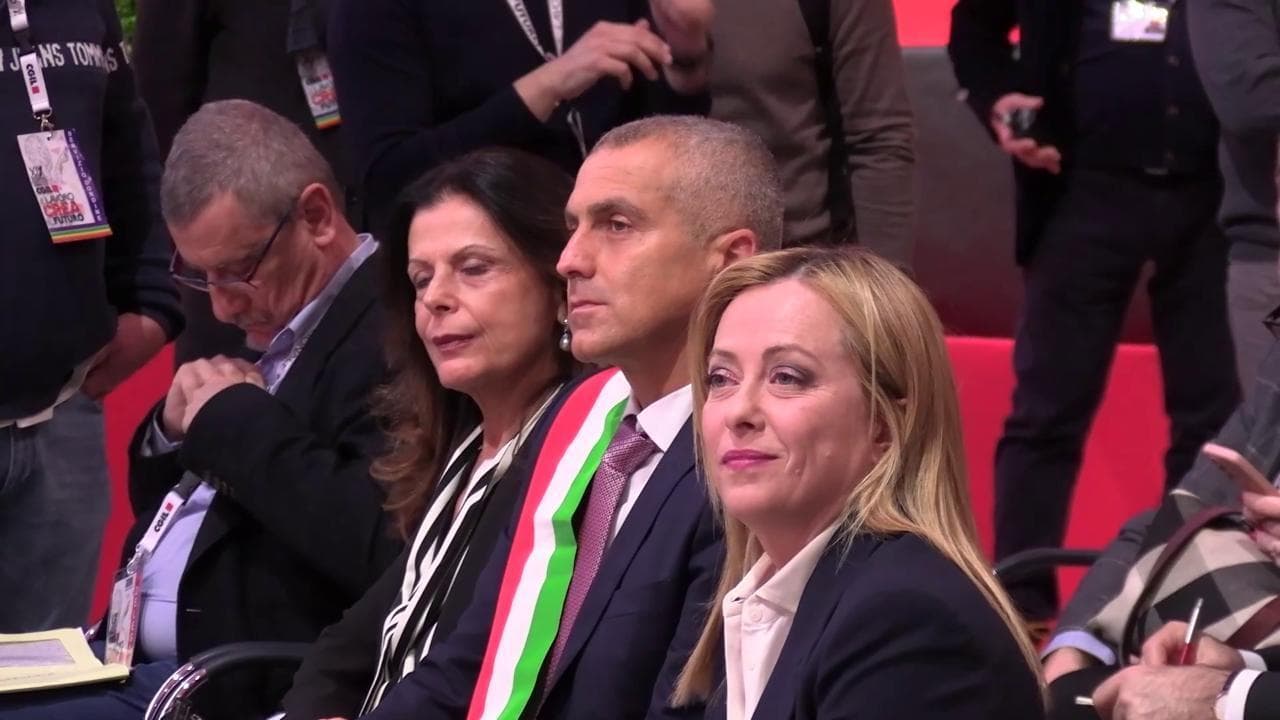 Congresso Cgil, Meloni prende parola e scatta la protesta: delegati cantano Bella Ciao e se ne vanno