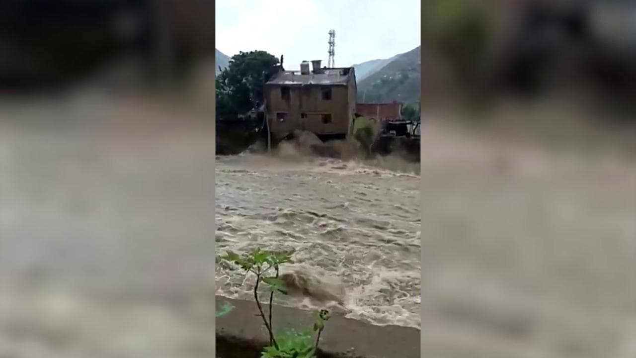 Perù, il fiume in piena travolge e distrugge una casa di tre piani