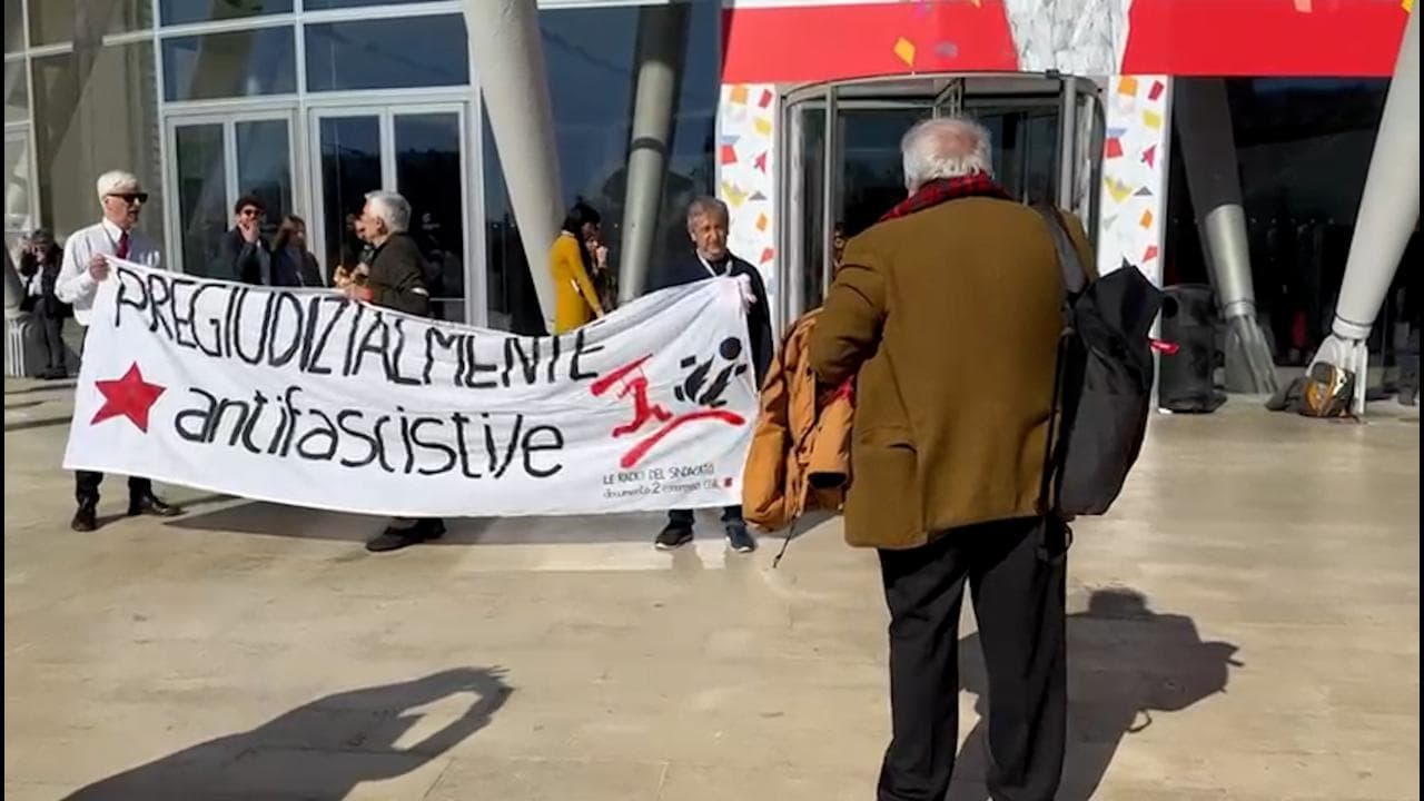 Cgil, il canto partigiano al presidio contro l'intervento di Meloni