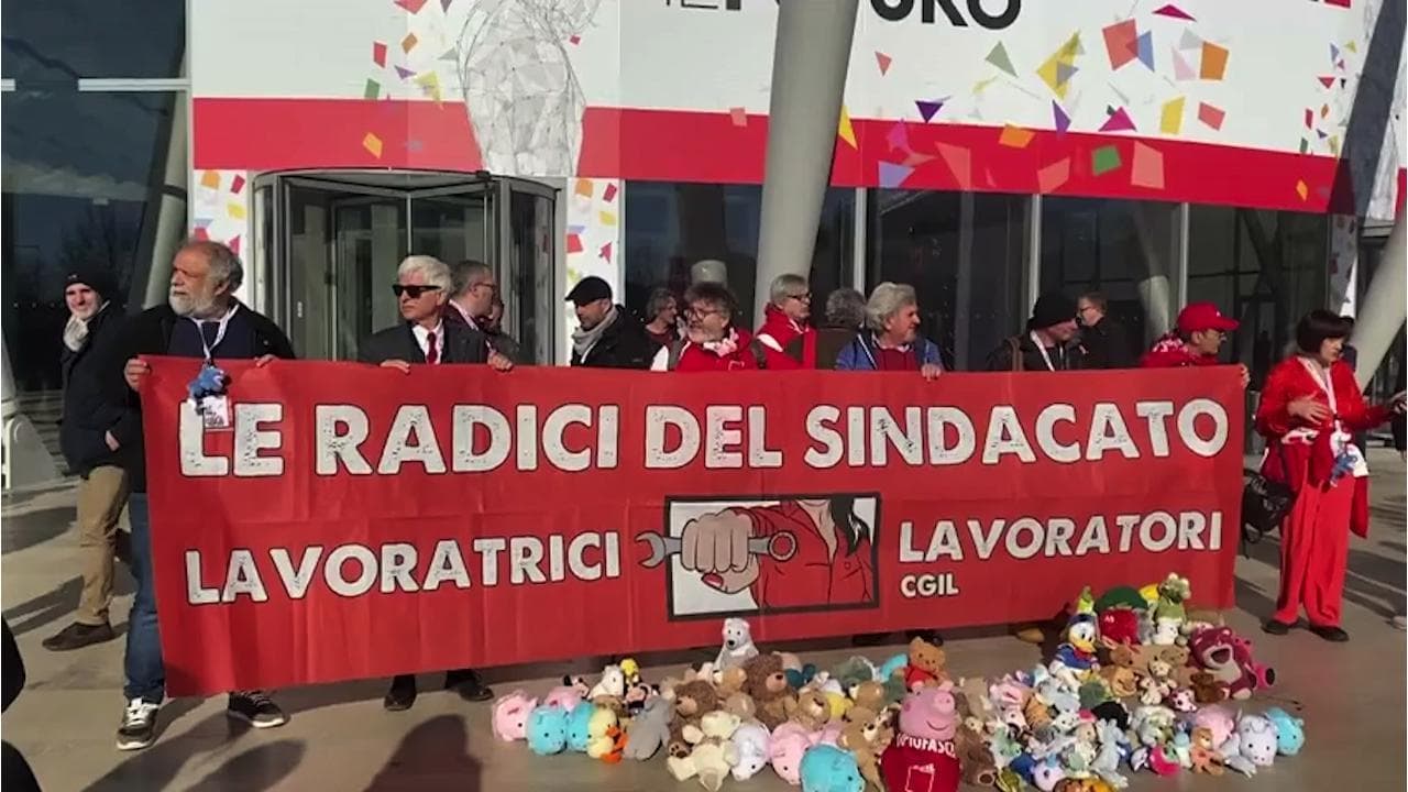 Congresso Cgil, peluches e 'Bella ciao' contro l'intervento di Meloni a Rimini