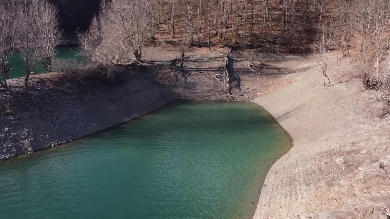 Liguria, la siccità colpisce il Lago del Brugneto la riserva d’acqua di Genova: il video dal drone