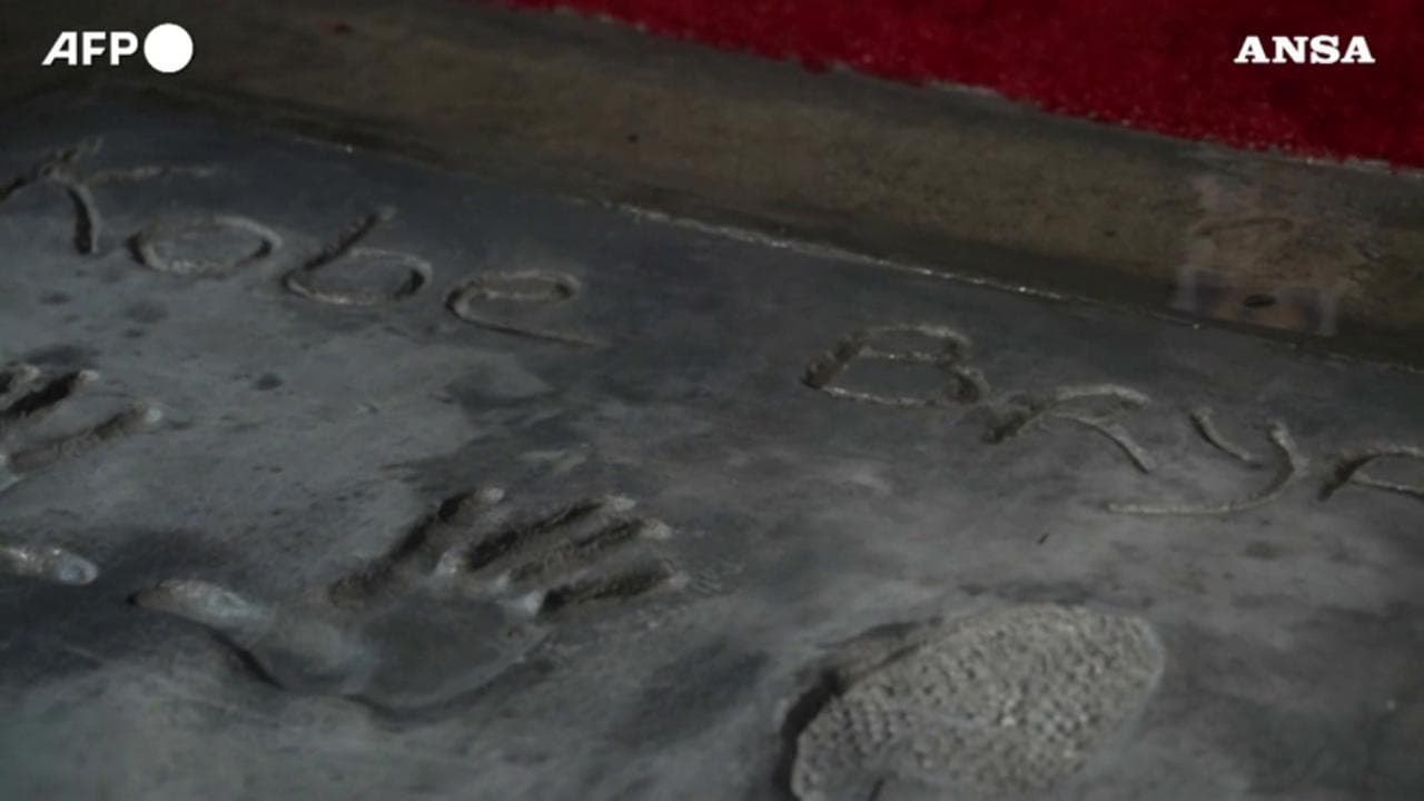 Le impronte di mani e piedi di Kobe Bryant sono ora in mostra permanente fuori dal Chinese Theatre a Hollywood