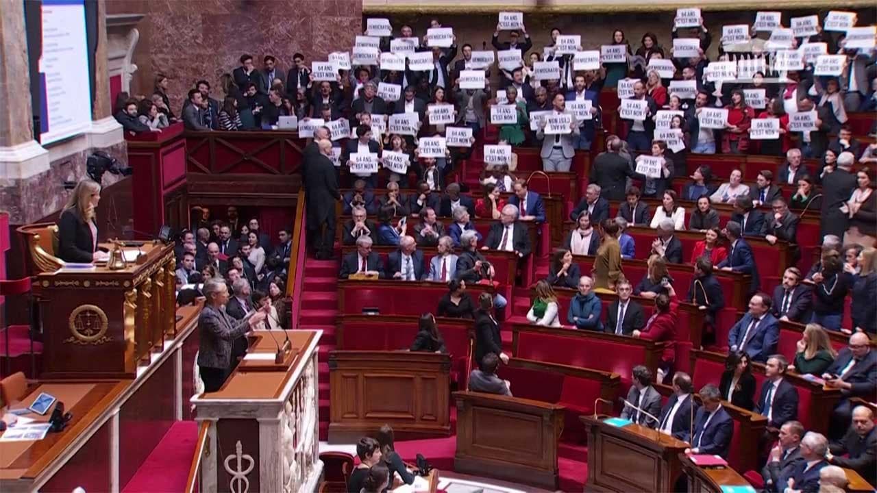 Riforma delle pensioni in Francia, l'opposizione intona la marsigliese per protesta