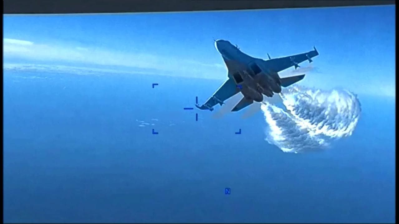 Schermaglie Usa-Russia, il video dell'impatto tra il drone americano e il jet russo sul Mar Nero