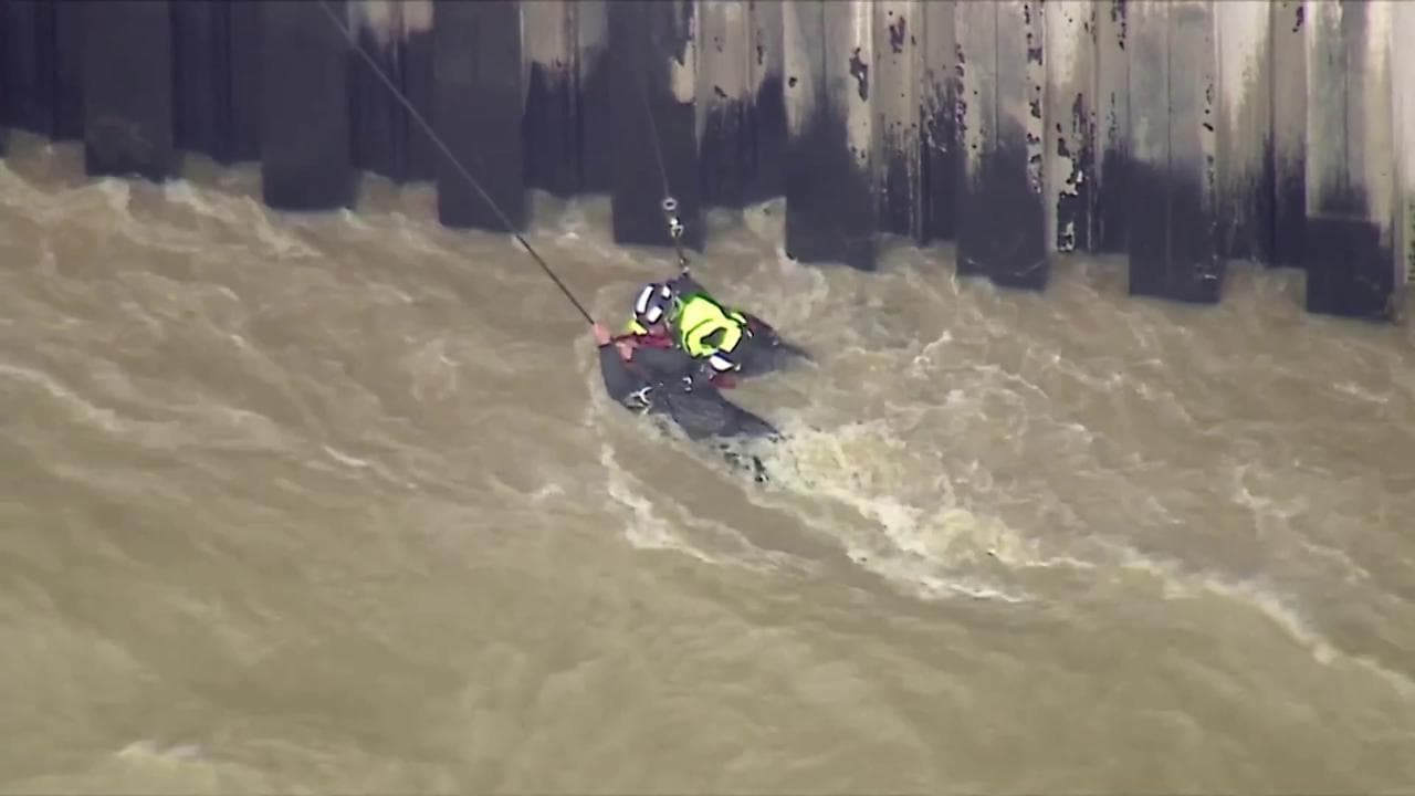 Usa, uomo cade nel fiume Los Angeles in piena: lo spettacolare salvataggio dei vigili del fuoco