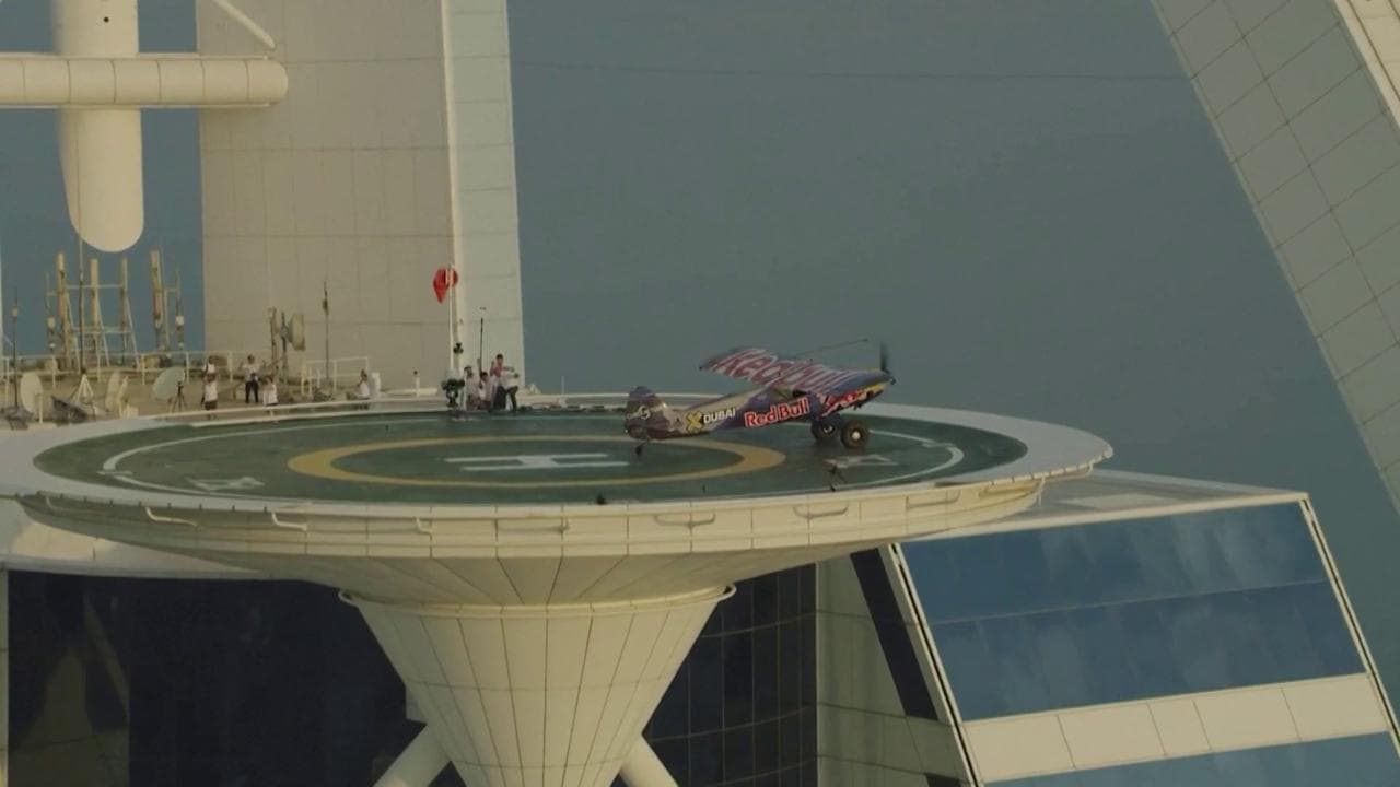Dubai, impresa storica in cima al Burj al-Arab: aereo atterra in soli 27 metri di pista