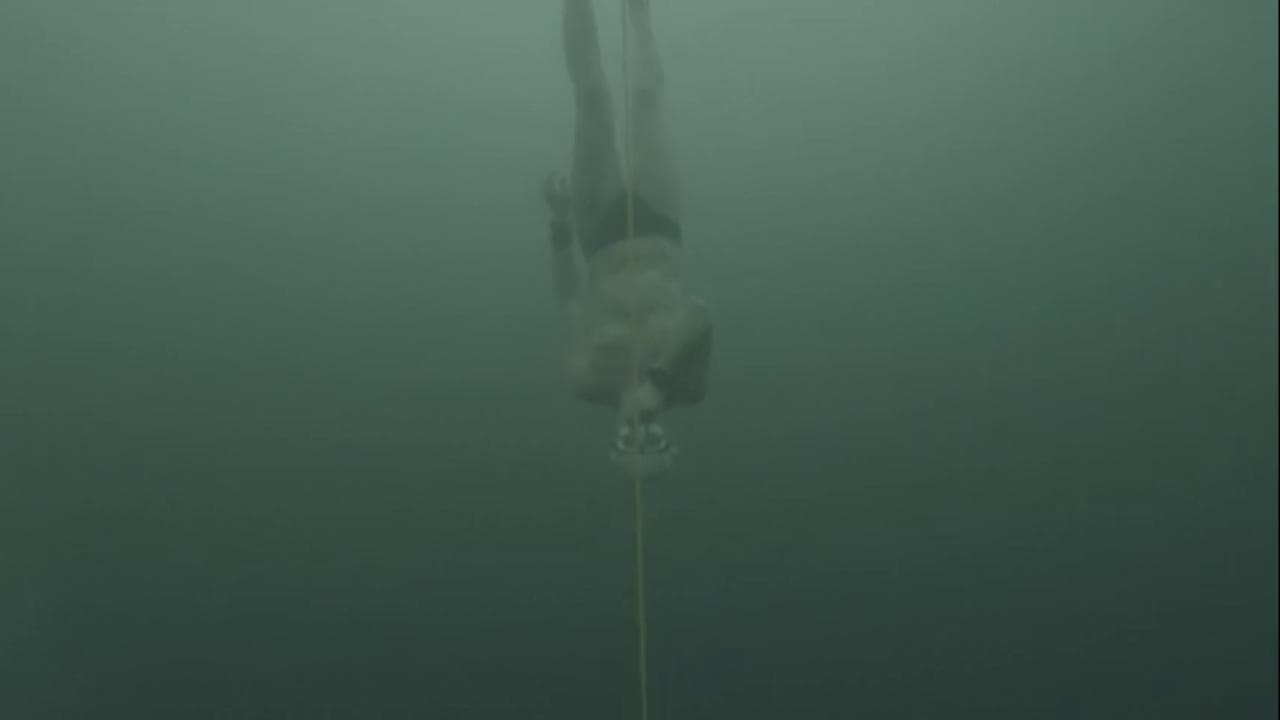 David Vencl si tuffa senza muta in un lago ghiacciato e raggiunge i 50 metri di profondità: è record