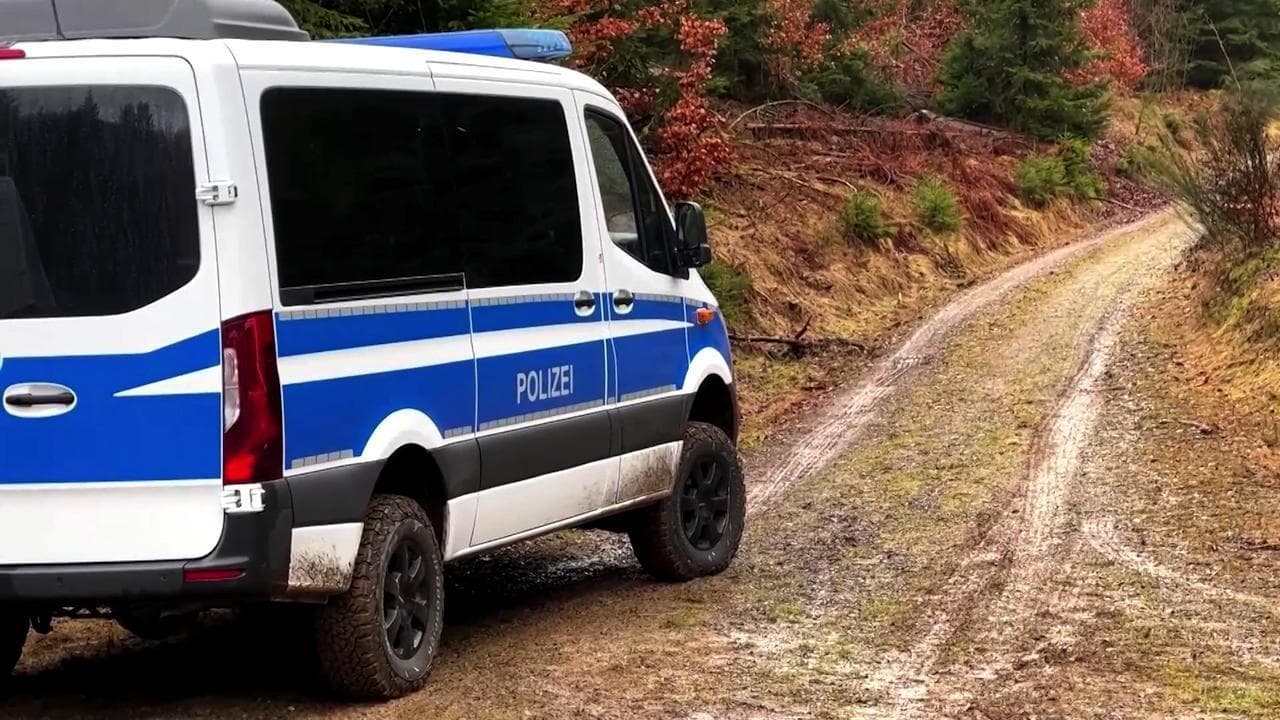 Germania, 12enne uccisa da due coetanee: le immagini della scena del crimine