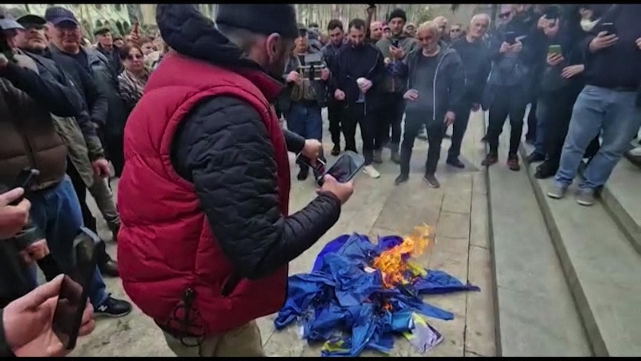 Georgia, manifestanti filorussi bruciano la bandiera dell'Ue