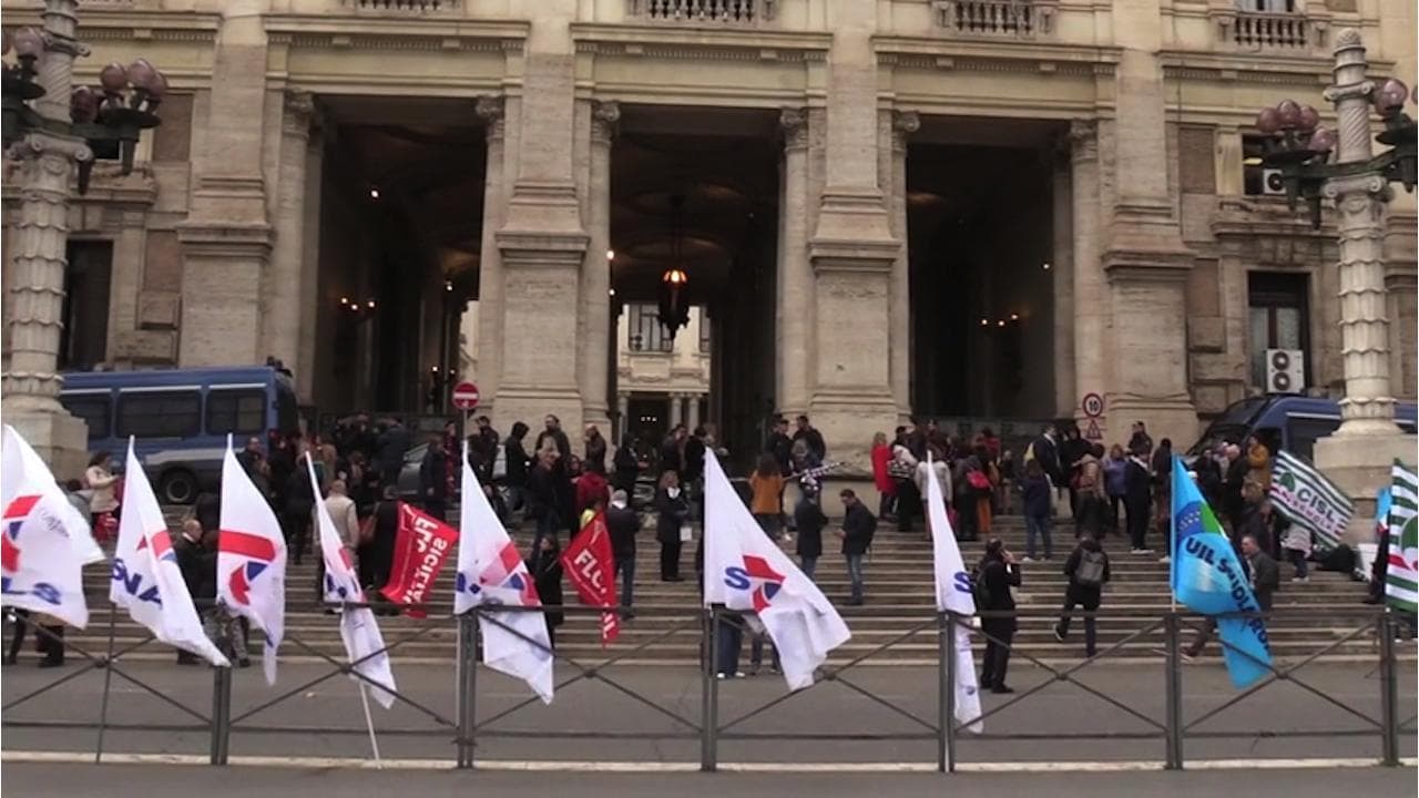 Scuola, presidi in protesta sotto il ministero: "Vinto il concorso vogliamo tornare vicino casa"