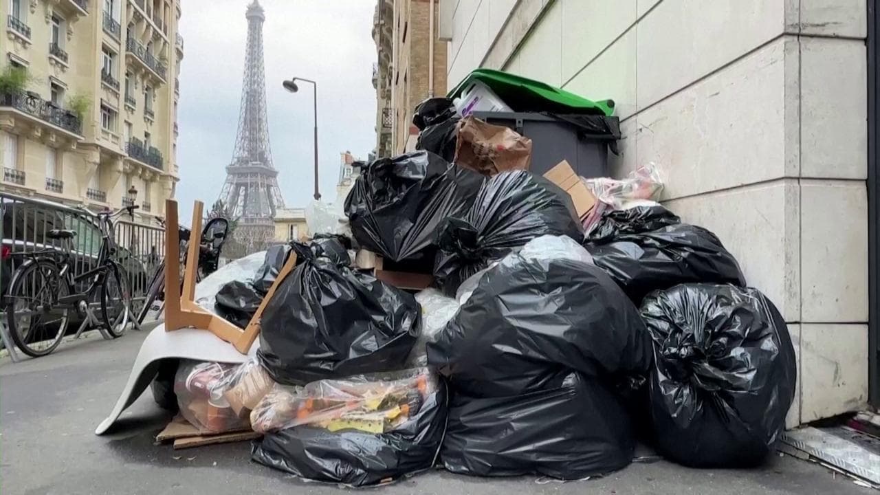 Parigi è una discarica a cielo aperto, la riforma pensionistica blocca tutto: la Francia si "ferma"
