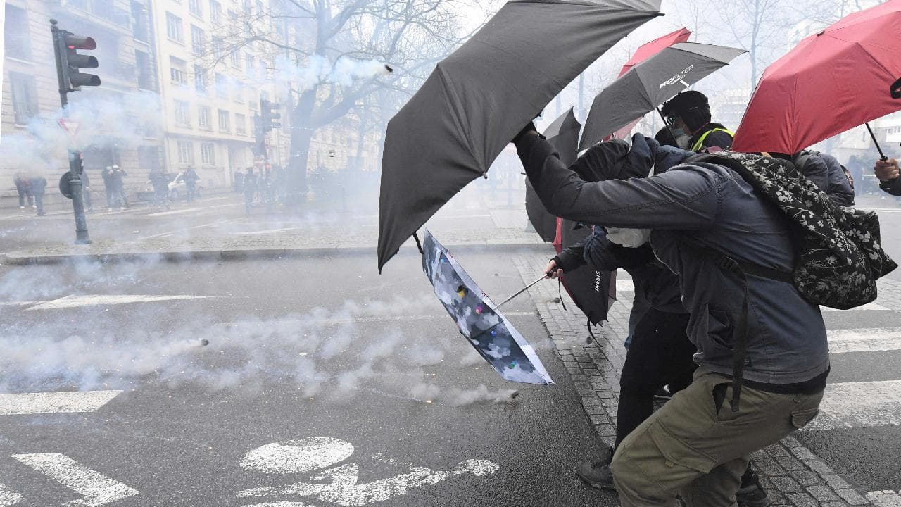 Francia in piazza contro la riforma delle pensioni, scontri a Rennes: alzato il tetto di due anni