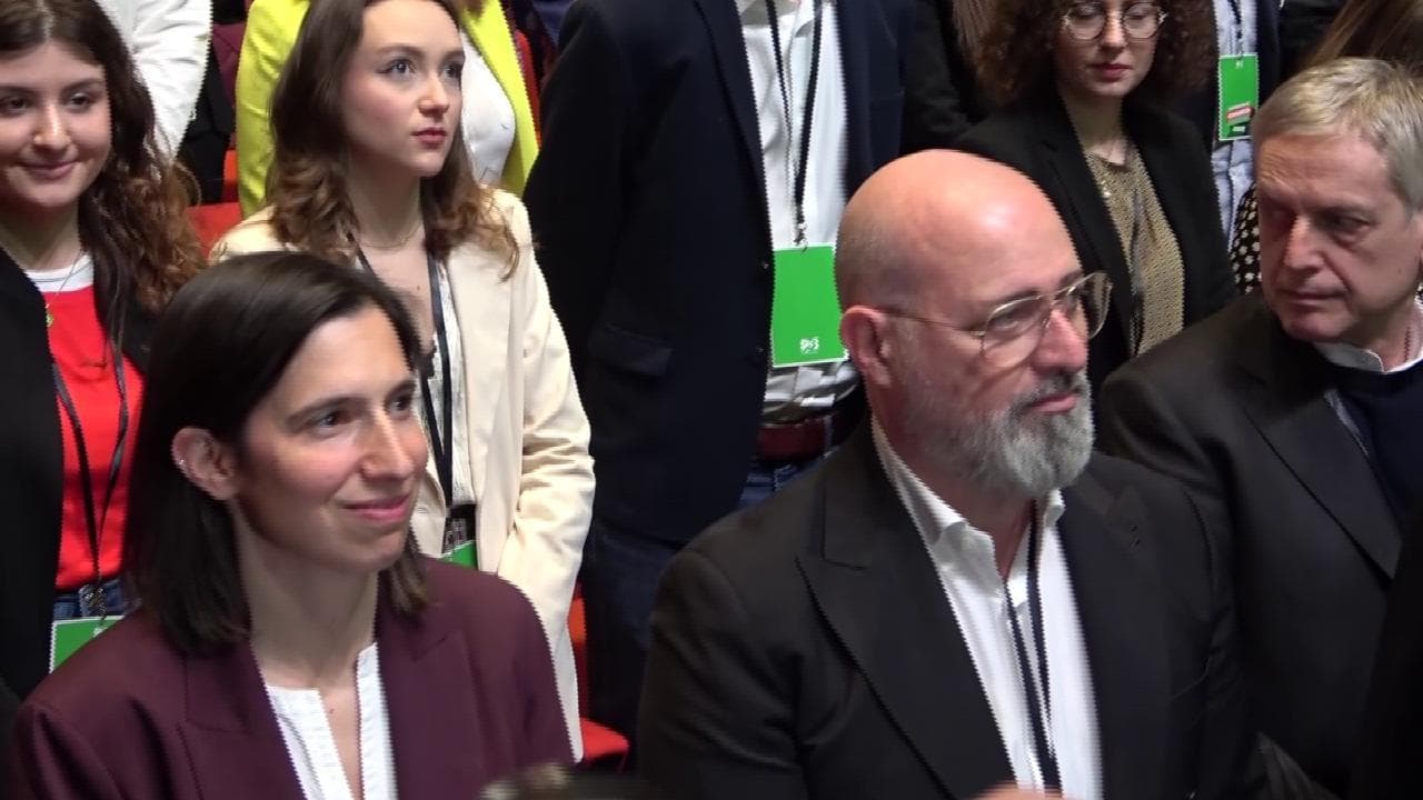 Assemblea PD, l'arrivo di Elly Schlein e l'abbraccio con Bonaccini