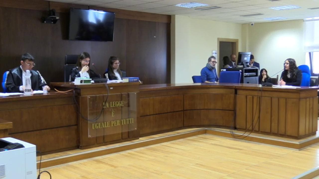 Marsala, processo simulato: gli studenti in aula con la toga.