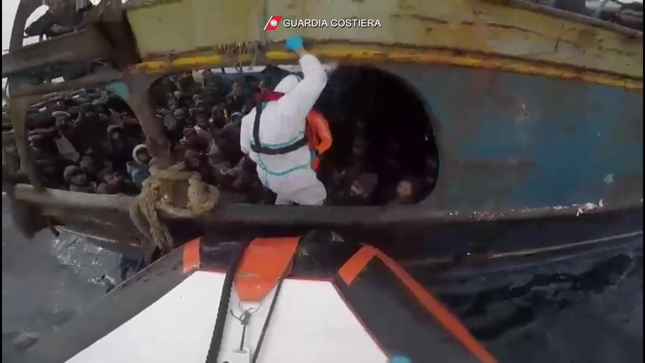 Calabria, il mare mosso minaccia i barconi sovraccarichi: in salvo 900 migranti