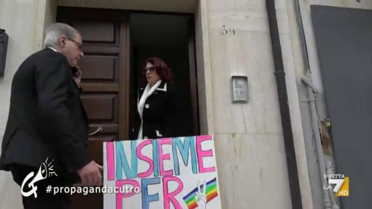 Cutro: signora espone un cartello pacifista, la sicurezza la identifica