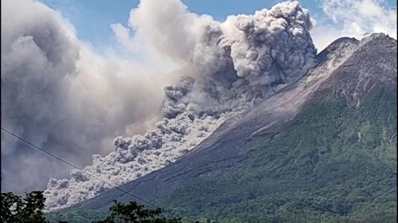Paura in Indonesia: nuova eruzione del vulcano Merapi, nubi di fumo caldo per oltre 7 chilometri