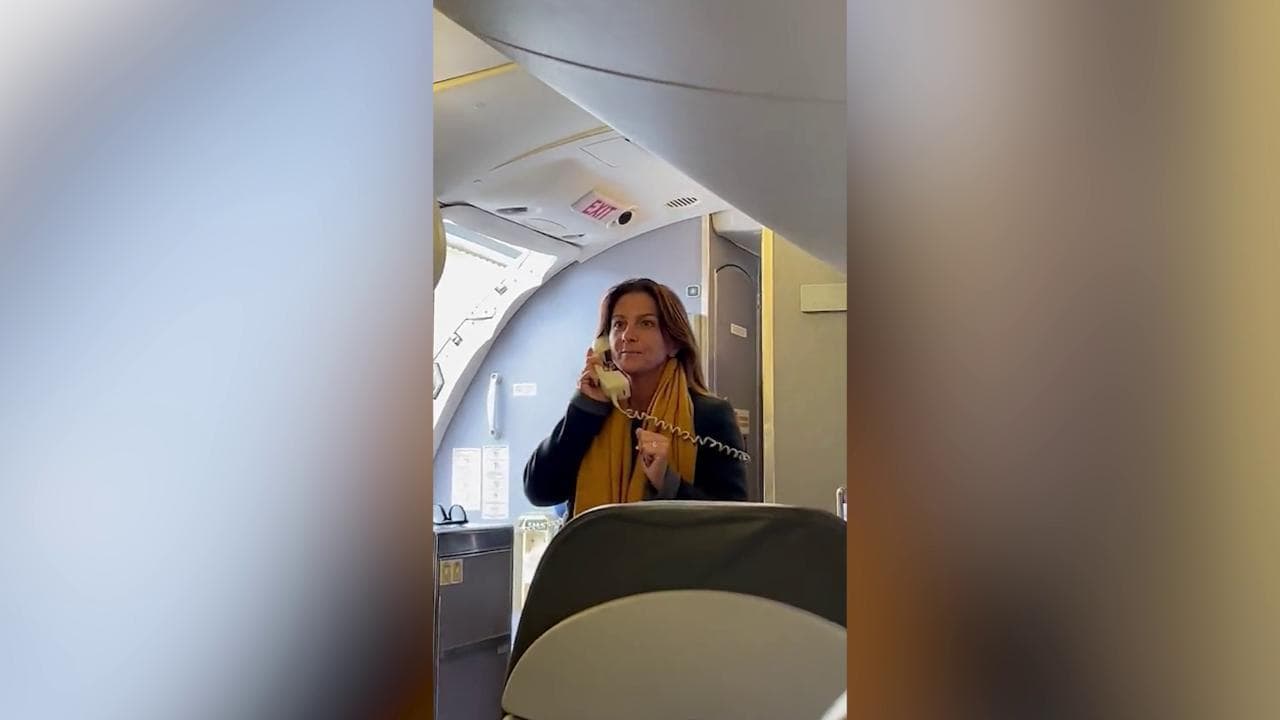La richiesta sul volo da Londra a Linate: "L'aereo pesa troppo, qualcuno deve scendere". A tradurre la giornalista di Prime