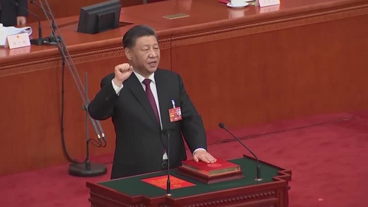 Cina, Xi Jinping rieletto per la terza volta: il giuramento a pugno chiuso sulla costituzione