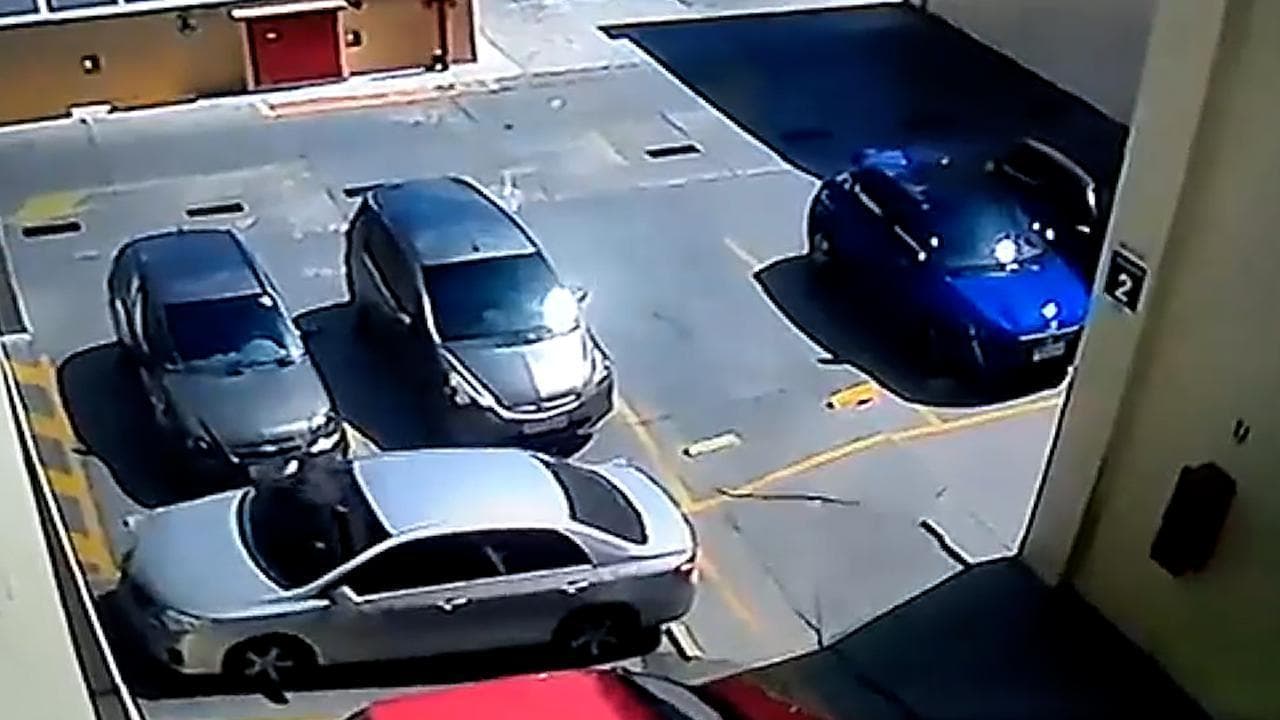 Il tetto del centro commerciale si apre e cinque auto piombano nell'ala ristoranti, ma c'è il miracolo