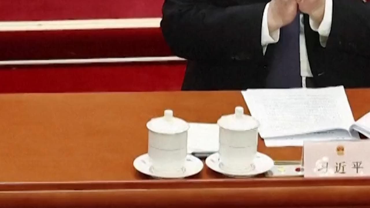 Perché il leader cinese Xi Jinping ha sempre due tazze da tè? Il "doppio" mistero per un solo uomo