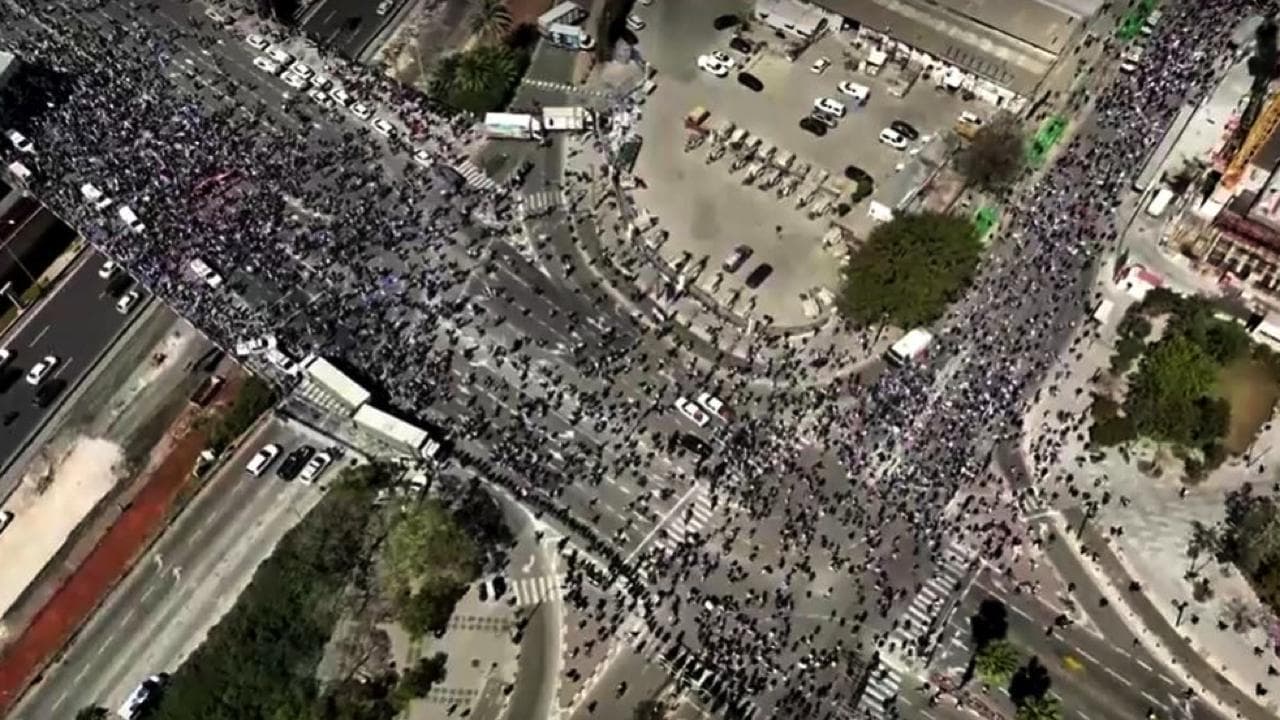 Israele, le grandi manifestazioni contro il governo invadono  le autostrade di Tel Aviv