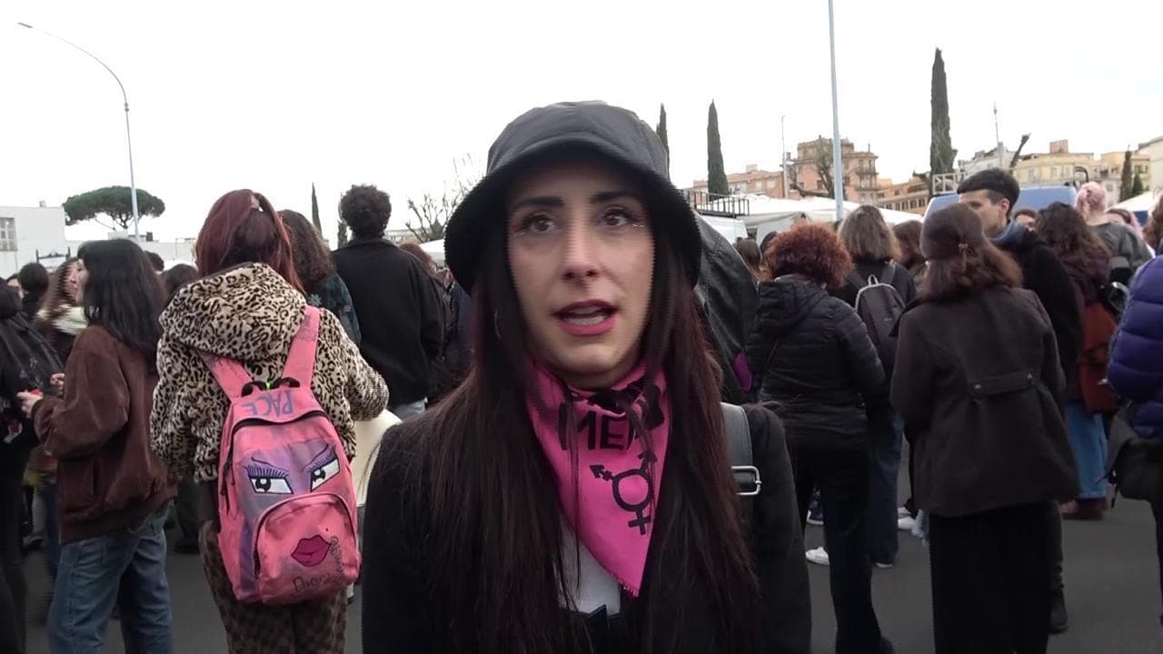 8 marzo, il corteo femminista per le strade di Roma: "Stanche di subire violenze quotidiane"