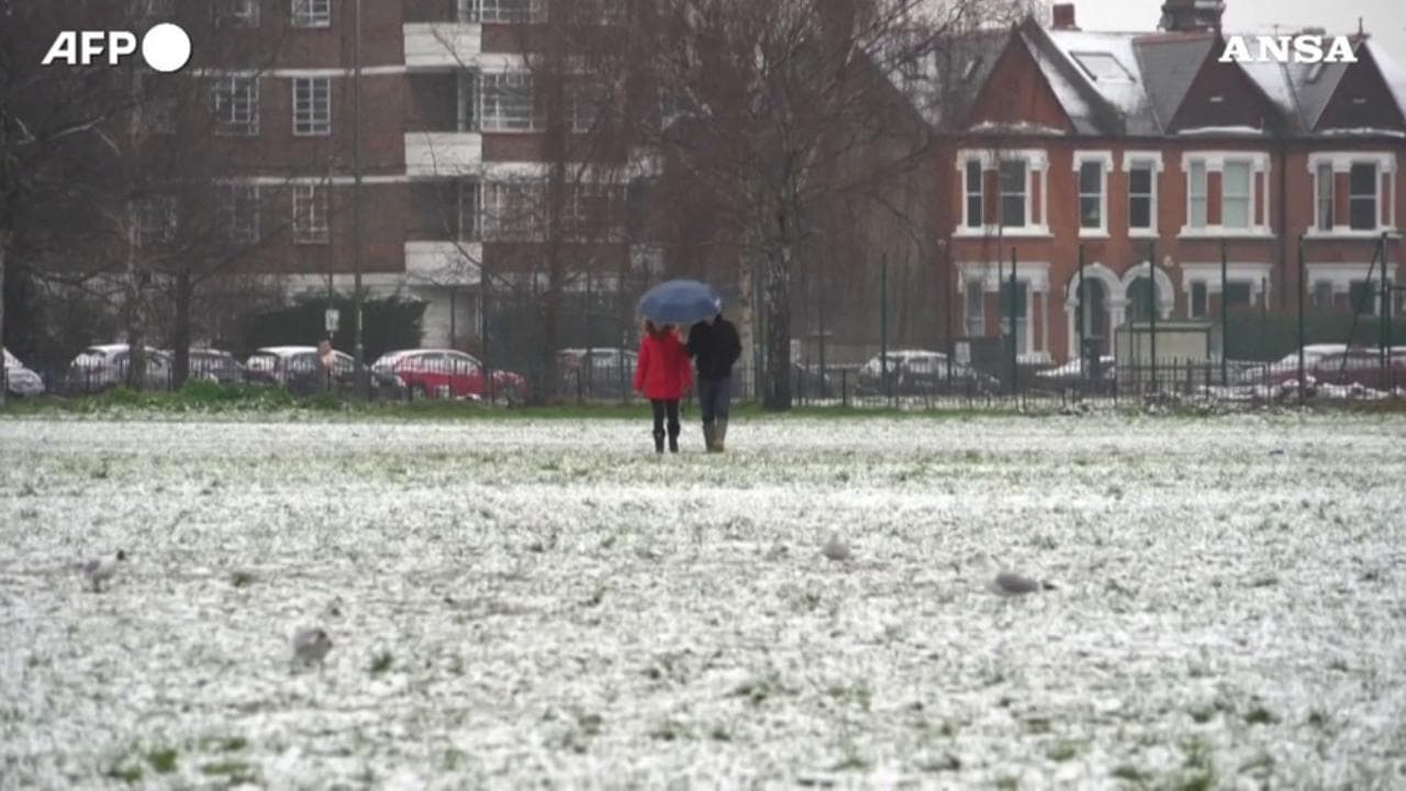 Gb, ondata di gelo fuori stagione: Londra si sveglia con la neve